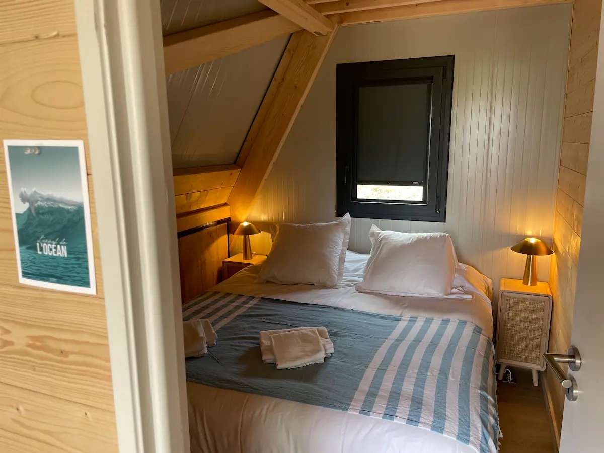 Chambre avec lit double cosy au Tipi Bleu