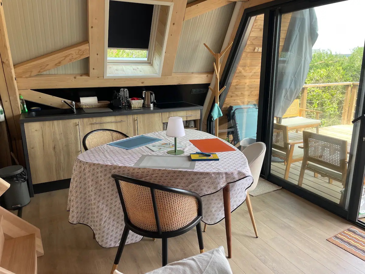 Cuisine et coin repas avec vue sur la terrasse