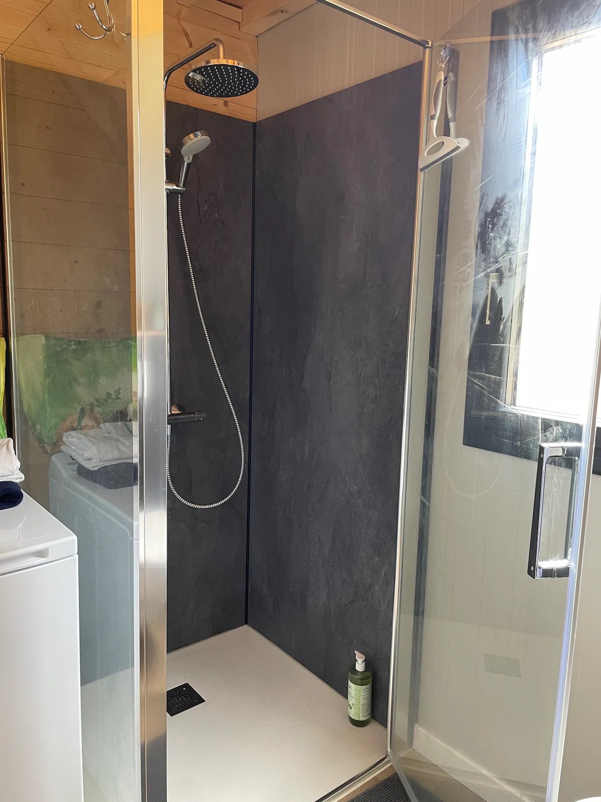 Salle de bain avec douche italienne