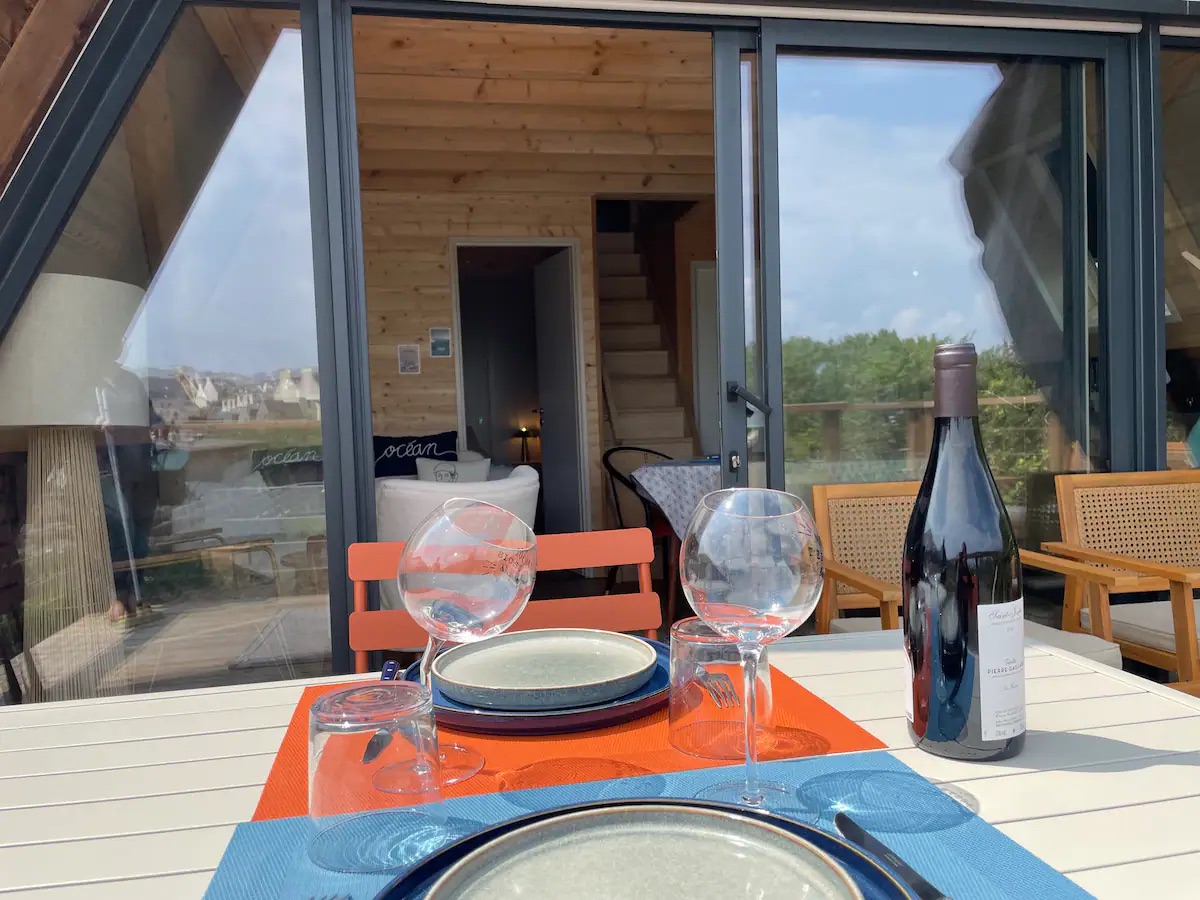 Verres de vin sur la terrasse — Le calme du Tipi Bleu