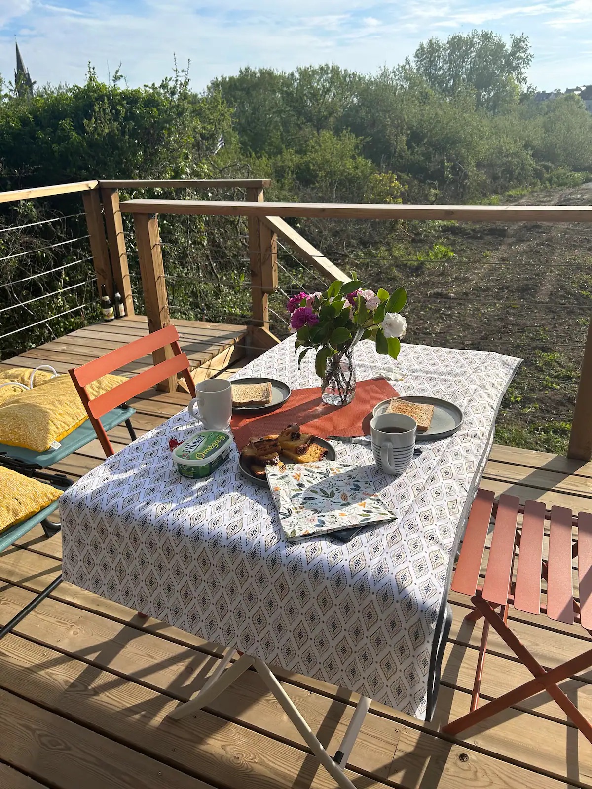 Terrasse du Tipi Bleu au petit déjeuner avec vue sur la nature